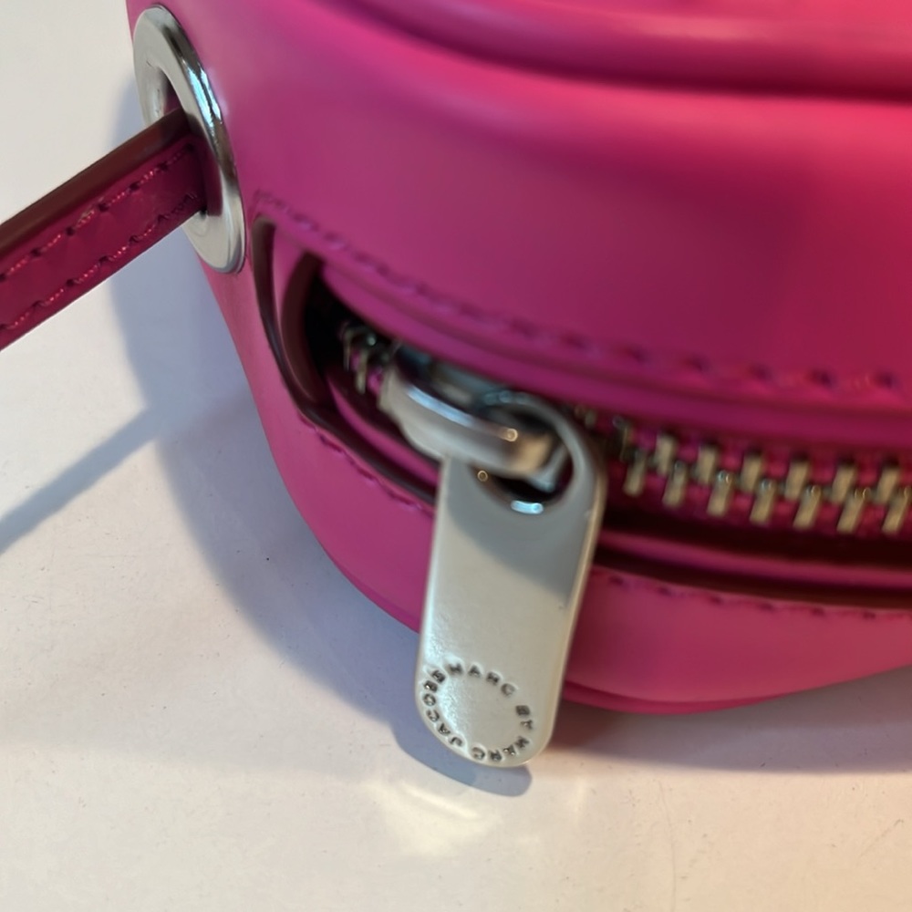 Marc by Marc Jacobs - women’s Sally Perf leather Crossbody bag in Fuchsia - Picture 7 of 12